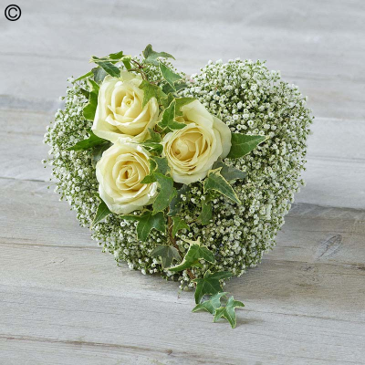Casket Adornment - A heart tribute of green and white featuring delicate gypsophila and white roses.

Please Note: The image relates to the standard variant.