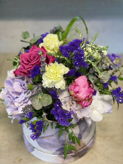 Midsummer Night Hatbox - This classical stylish collection of flowers make this hatbox the perfect gift - skilfully handled by our expert florists, and delivered in water for extra freshness.


Please note: we may occasionally substitute some of the blooms shown in the image for seasonal and other supply reasons. We will always try to be true to the bouquet's colour coordination, style, and shape and guarantee to give you the full value paid. If you have any queries, please email or call us and we would be delighted to confirm availability and explain alternatives. See the 'Contact Us' section.