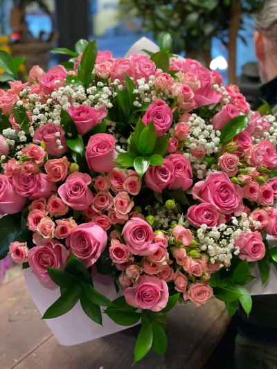 Glinda’s Bouquet - The image shows Large Size
 This classical stylish collection of flowers makes this hand tied the perfect gift. Professionally arranged and delivered by Go Dutch. Available for same-day delivery when ordered before 2 pm.

Please note: for seasonal and other supply reasons we may, from time to time, substitute some of the blooms shown in the image. We will always try to be true to the colour co-ordination, style and shape of the bouquet and will always guarantee to give you the full value paid. If you have any queries, please email or call us and we would be delighted to confirm availability and or explain alternatives. See 'contact us' section.